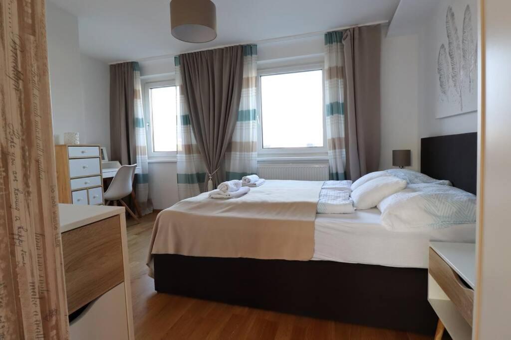 Brilliant View: Balcony Home, Modern, Stylish And Newly Renovated Viena