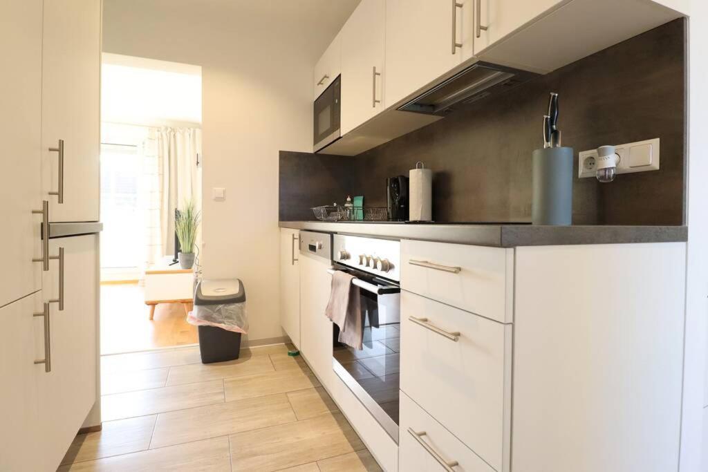 Brilliant View: Balcony Home, Modern, Stylish And Newly Renovated Apartamento Viena