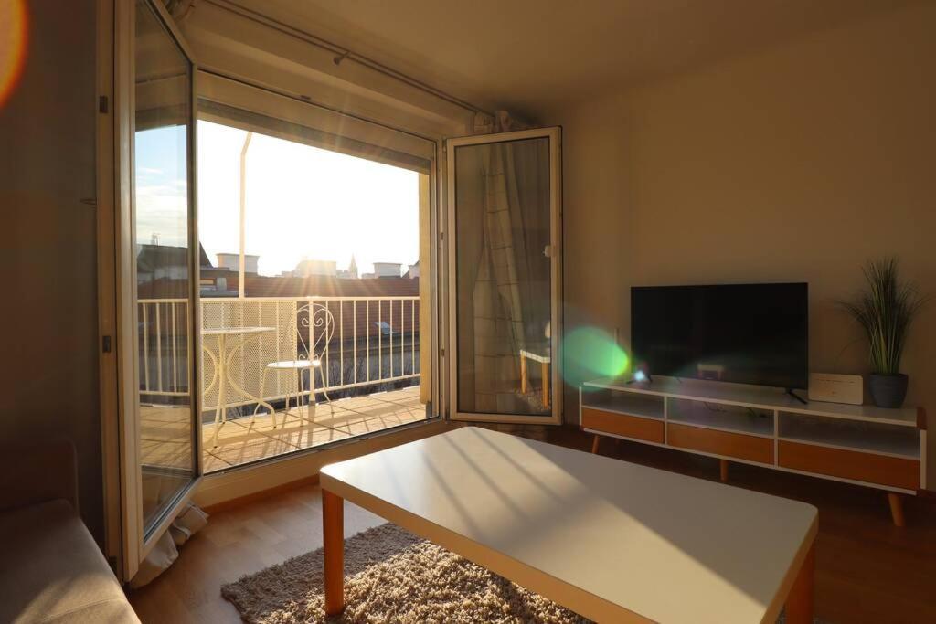 Brilliant View: Balcony Home, Modern, Stylish And Newly Renovated Apartamento