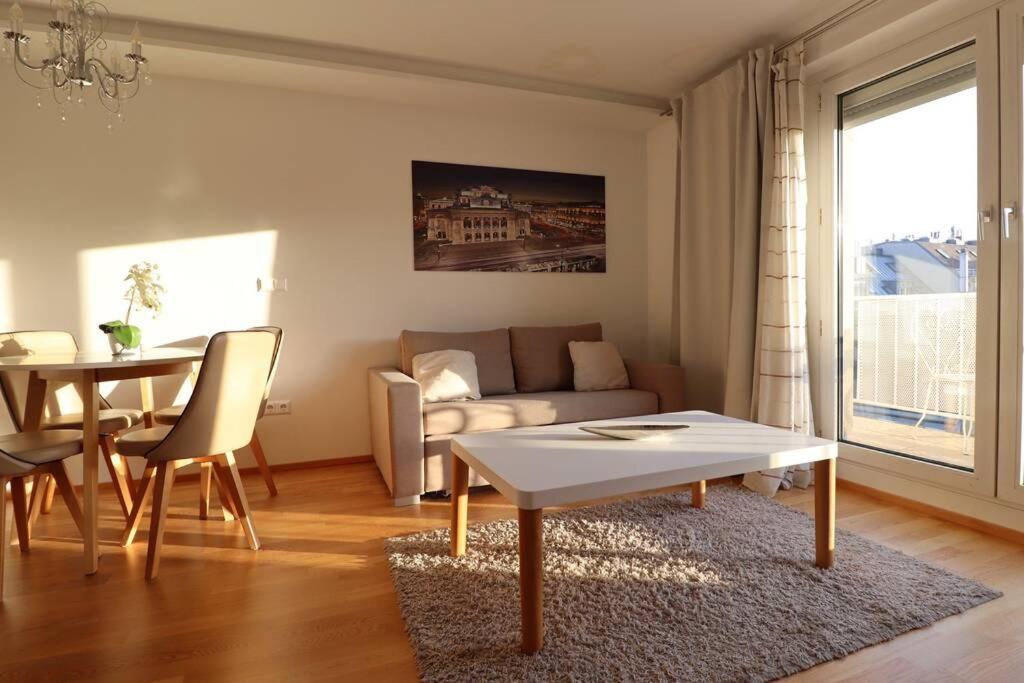 Brilliant View: Balcony Home, Modern, Stylish And Newly Renovated * Viena